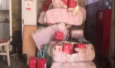 ضبط مصنع لإعادة تدوير الزيوت القديمة وبيعها بـ عبوات جديدة للسيارات فى بورسعيد 