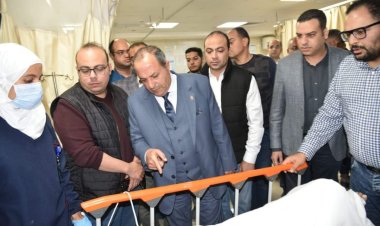 محافظ بورسعيد يزور مصابي حادث طريق المطرية بالمستشفى ويقدم التعازي لأسر المتوفين