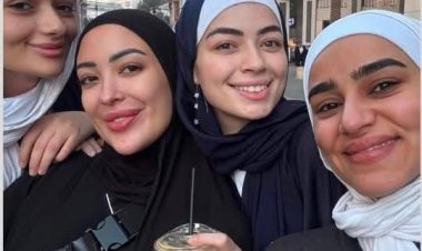 ليلى زاهر وشقيقتها ملك تؤديان مناسك العمرة برفقة أصدقائهن