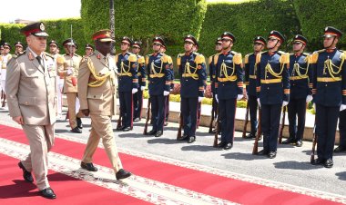 الفريق  أسامة عسكر رئيس أركان حرب القوات المسلحة يلتقى قائد قوات الدفاع المالاوية