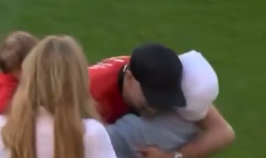 عناق كلوب وزوجة صلاح يثير انتقادات ضد نجم ليفربول