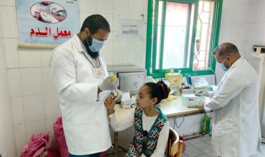 توقيع الكشف الطبي على 1492 حالة خلال قافلة طبية بمركز بنى مزار بالمنيا