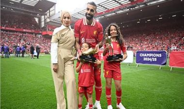 مع عائلته.. صلاح يحتفل بالحذاء الذهبي الرابع وجائزة أفضل صانع ألعاب