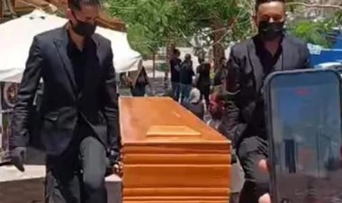 وصول جثمان ابنة الراحل وحيد سيف إلى مسجد الحصري لأداء صلاة الجنازة