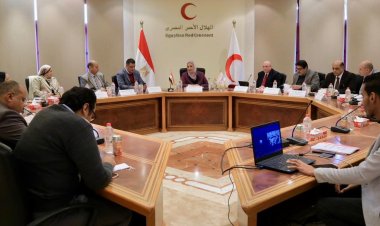 «القباج» تترأس اجتماع الهلال الأحمر.. وتعلن استمرار إقامة المخيمات داخل قطاع غزة