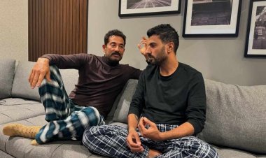 بالبيجاما.. عمرو سعد ينفي خلافه مع محمد سامي: لمن يقول إننا مختلفين بالعكس احنا متفقين