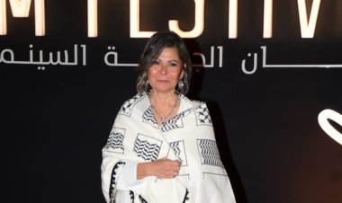 سلوى محمد علي ترتدي الشال الفلسطيني في حفل ختام مهرجان الجونة