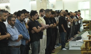 شقيق الفنان تامر حسني يؤم المصلين في جنازة والده