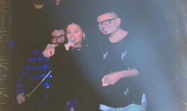 عمرو دياب يحتفل بنجاح ابنته جنا ويشيد بموهبتها على مسرح حفله بالقاهرة الجديدة