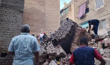البحث عن مفقود وفصل الكهرباء والاستماع لأقوال شهود العيان  بعقار الزيتون المنهار 