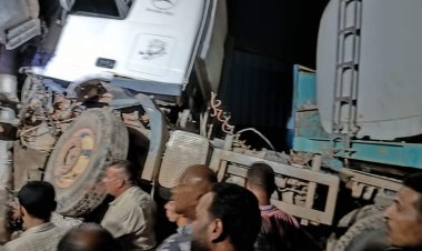 جثتين و4 مصابين.. تريلا تدهس عدد من التكاتك وتقتحم المقاهي في أسوان