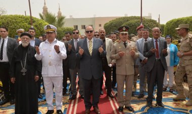 محافظ أسيوط ورئيس أركان المنطقة الجنوبية يضعان إكليل الزهور على النصب التذكاري لشهداء "بني عديات"