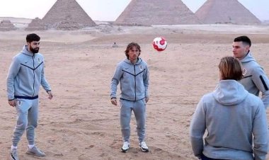 قبل مواجهة مصر.. لاعبو كرواتيا يستعرضون مهاراتهم أمام الأهرامات | فيديو