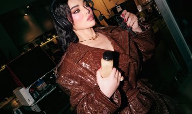 بـ ميكرو جيب وجلد فاخر.. هيفاء وهبي تتربع على عرش الموضة باللون البني