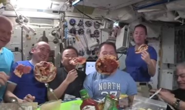 رواد الفضاء الروس يُبهرون العالم بإعداد بيتزا في بيئة خالية من الجاذبية