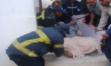 الشرطة تنقل سيدة غير قادرة على الحركة للمستشفى فى البحيرة 