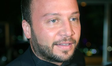 مكسيم خليل يزور قبر والدته لأول مرة في دمشق (فيديو)