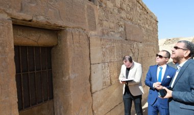 النيابة الإدارية تُعاين مقبرة "خنتي - كا" الأثرية بسقارة للتحقيق في واقعة سرقة لوحة حجرية  (صور)