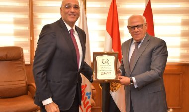 محافظ بورسعيد يوقع بروتوكول مشروع تطوير حي الضواحي 4