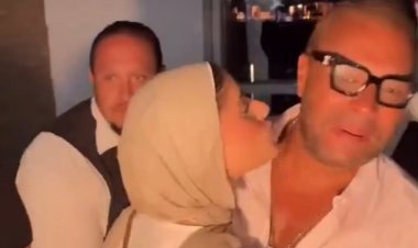 موقف محرج لرامي صبري.. معجبة تباغته بقبلة مفاجئة والمطرب يبتعد