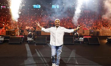 الجمهور  كامل العدد وسماء العلمين تضيء بأنوار حفل الهضبة