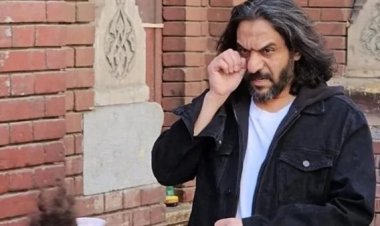 بهاء سلطان يرافق جثمان والد زوجته إلى مثواه الأخير.. صور