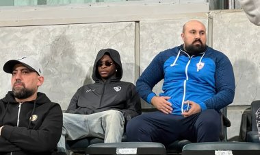 شيكوبانزا يؤازر لاعبي الزمالك أمام المصري باستاد برج العرب