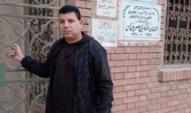 محسن سرحان من أمام قبر عمه شكري سرحان قبل وصول جثمان نجله