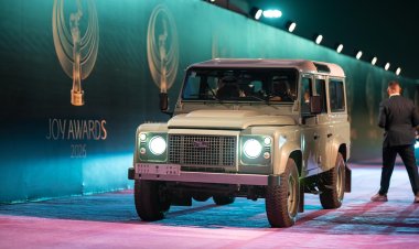 السيارات الكلاسيكية تلفت الأنظار في حفل Joy Awards 2026