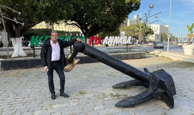 خالد يوسف يعلق على صورته مع أثر من سفينة مصرية بالجزائر