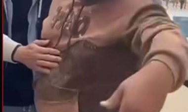 أحد المارة يهاجم شابًا يدخن في نهار رمضان