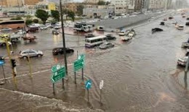 أمطار رعدية غزيرة تُغرق الرياض وتعلّق الدراسة في عدة مناطق بالسعودية