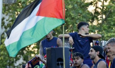 لامين يامال يرفع علم فلسطين خلال احتفال برشلونة بالدوري