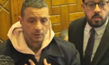 أحمد الفيشاوي يطلب عدم التصوير داخل المسجد أثناء تلقيه عزاء والدته سمية الألفي