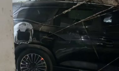 بينهم سيارة أرملة إسماعيل الليثي...تحطم 5 سيارات إثر  انهيار سقف بعقار  بالهرم 