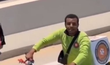 أول تعليق من عامل الدليفري الذي خطف الأنظار خلال مطاردته لأتوبيس المنتخب