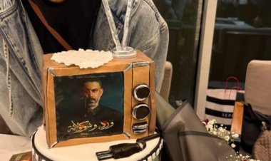 بسنت شوقي تحتفل بنجاح "ورد وشوكولاتة" بتورتة تحمل صورة والدة شيماء جمال