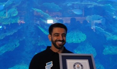 رجل يحطم رقمًا قياسيًا بكرسي متحرك تحت الماء