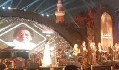 الموسيقار فتحي سلامة يتسلم تكريم محمد منير بدلا منه  في مهرجان الموسيقى العربية