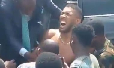 بعد فوزه بجائزة 184 مليون دولار.. نجاة الملاكم "أنتوني جوشوا" من حادث مروع في نيجيريا