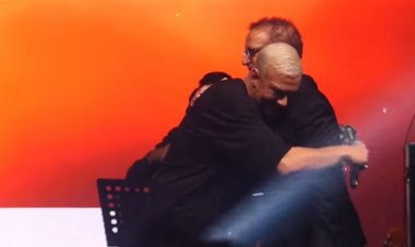 بعد 9 سنوات غياب.. سعد لمجرد يعانق والده في حفله بالمغرب