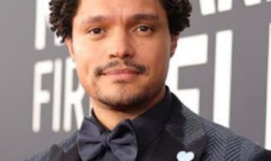 لفتة إنسانية في حفل الجرامي الـ67.. ارتدى النجوم شارات زرقاء لمتضرري حرائق لوس أنجلوس