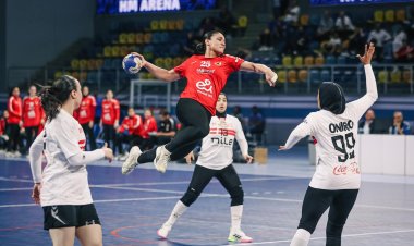 "سيدات يد الأهلي" يفوز على الزمالك ويتسلم درع الدوري