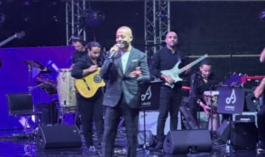 تامر عاشور يتألق في الكويت بحفل كامل العدد