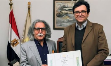 وزير الثقافة يشيد بتجربة رضا العزاوي ويبحث تنظيم معرض استيعادي لمسيرته الفنية