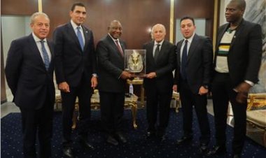 على هامش ودية مصر والأولاد.. "أبو ريدة" يكرم رئيس جنوب إفريقيا