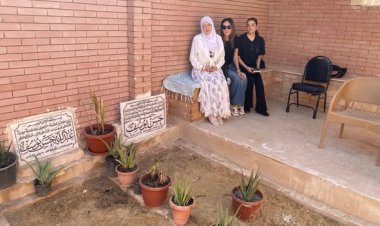 شمس البارودي تُحيي الذكرى الأولى لرحيل حسن يوسف بزيارة قبره