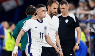 فودين يعود إلى معسكر إنجلترا بعد مولد طفله الثالث