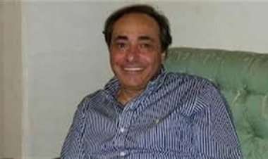 أكرم السعدني يثير الجدل بتعليق ساخر على فيلم «الست»: «أصبح لقبها كوكب الشر»