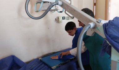 محافظ دمياط تتلقى تقريرًا عن نتائج قافلة طبية أطلقتها الصحة بقرية البنك